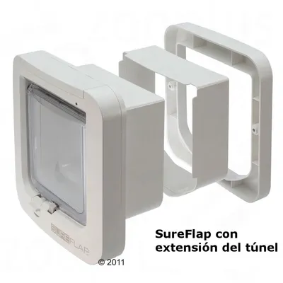 Puerta para mascotas SureFlap blanca con extensión de túnel visible. Texto: SureFlap con extensión del túnel.
