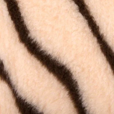 Lähikuva beige-mustasta raidallisesta kuosista pehmeällä kankaalla, mahdollisesti sopii lemmikkituotteisiin kuten peittoihin tai tyynyihin.