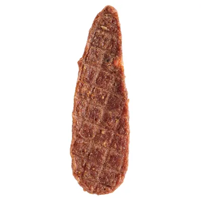 Um único pedaço de carne seca com superfície texturizada, cor castanha e forma alongada.