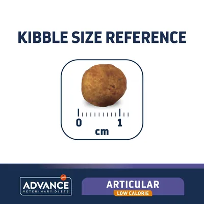 Wielkość granulki karmy Advance Veterinary Diets Articular Low Calorie: około 1 cm, napis „Kibble size reference” oraz logo Advance widoczne na dole.