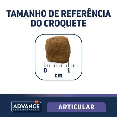 Tamanho de referência do croquete Advance Veterinary Diets Articular, cerca de 1 cm, com régua em centímetros visível abaixo do croquete.