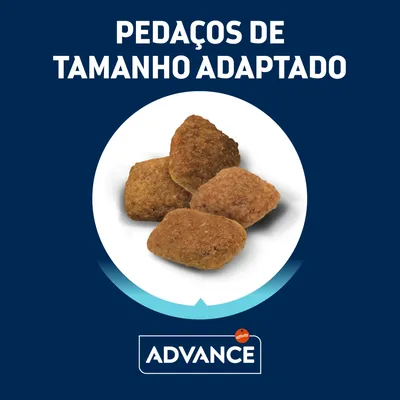 Pedaços de ração Advance com tamanho adaptado, apresentados em fundo branco. Texto visível: 'Pedaços de tamanho adaptado'. Marca: Advance.