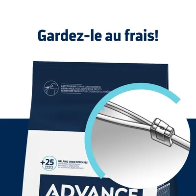 Sachet de croquettes ADVANCE avec fermeture facile pour conserver la fraîcheur, texte visible : « Gardez-le au frais ! », détail du système de fermeture en métal.