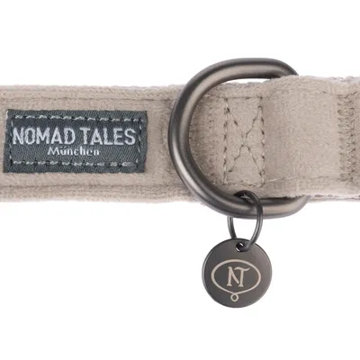 Nomad Tales München υφασμάτινο κολάρο σκύλου με μεταλλικό κρίκο και μενταγιόν με λογότυπο NT.