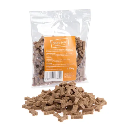 Упаковка лакомств для собак Chewies, 200 г, в форме косточек. На упаковке виден состав и штрихкод. Лакомства коричневого цвета, часть высыпана перед пакетом.
