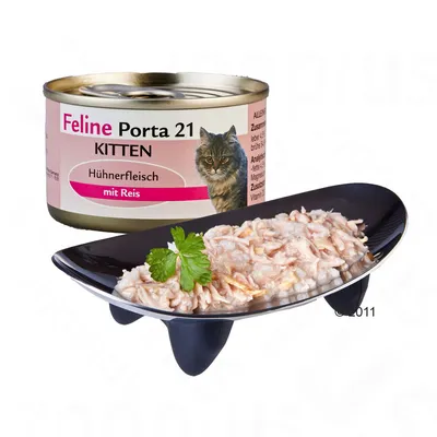 Konzerva Feline Porta 21 Kitten Hühnerfleisch mit Reis, zobrazené balenie a porcia krmiva na čiernej miske s petržlenom. Text na obale v nemčine.