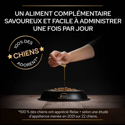 Main versant un complément liquide sur des croquettes dans une gamelle Purina Pro Plan, texte : 'Un aliment complémentaire savoureux et facile à administrer une fois par jour', '100 % des chiens adorent'.