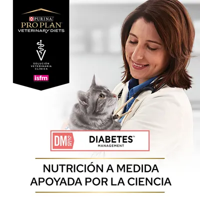 Purina Pro Plan Veterinary Diets, Solución Veterinaria Clínica, ISFM. DM St/Ox Diabetes Management. Nutrición a medida apoyada por la ciencia. Gato en brazos de persona con bata médica.