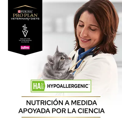 Purina Pro Plan Veterinary Diets, HA St/Ox Hypoallergenic. Solución veterinaria clínica ISFM. Nutrición a medida apoyada por la ciencia. Imagen de veterinario con gato.