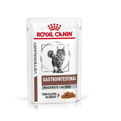 Royal Canin Veterinary Gastrointestinal Moderate Calorie, thin slices in gravy. Imagen de un gato en el envase.