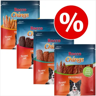 Flere poser Rocco Chings Originals hundesnacks, synlig tekst: 'The original taste!', '100% duck breast strips', stor rød procenttegn for tilbud. Billede af hund på emballagen.