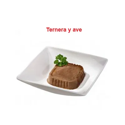 Comida húmeda en forma de paté servida en plato blanco, decorada con perejil. Texto visible: Ternera y ave.