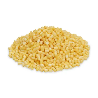 Gelbe Würfel aus getrocknetem Gemüse, geeignet als Zutat für Tierfutter oder Snacks.