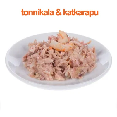 Lautasella tonnikalaa ja katkarapua, yläpuolella oranssilla tekstillä: tonnikala & katkarapu
