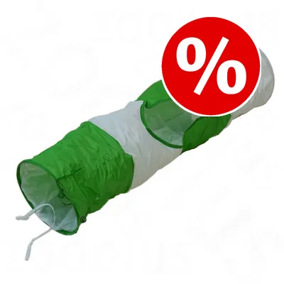 Túnel de juego verde y blanco para mascotas, material textil visible. Círculo rojo con símbolo de porcentaje (%) indica oferta o descuento.