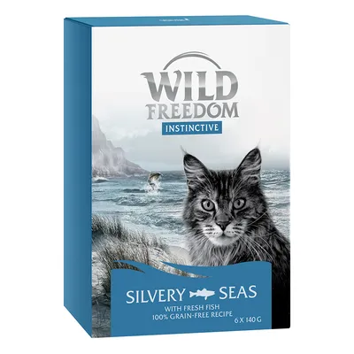 Wild Freedom Instinctive Silvery Seas kattemad, with fresh fish, 100% grain-free recipe, 6 x 140 g. Billede af kat foran hav og klipper på emballagen.