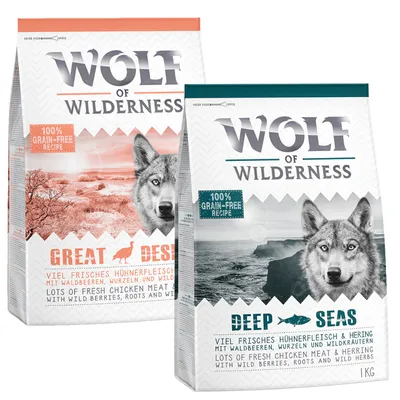Συσκευασίες Wolf of Wilderness Great Desert και Deep Seas, 100% grain-free recipe, ορατό κείμενο στα αγγλικά: lots of fresh chicken meat & herring with wild berries, roots and wild herbs, 1 kg.