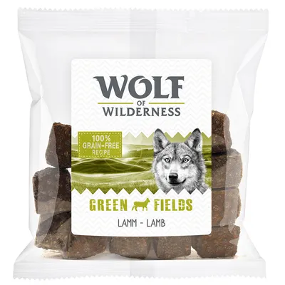 Упаковка лакомства Wolf of Wilderness Green Fields Lamm-Lamb, надпись 100% grain-free recipe, прозрачный пакет с кусочками внутри.