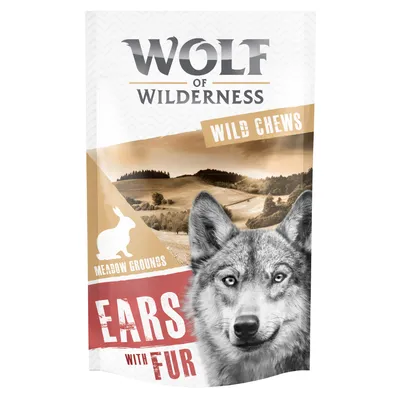 Obal s textem WOLF OF WILDERNESS, WILD CHEWS, MEADOW GROUNDS, EARS WITH FUR a siluetou králíka. Viditelné části vlčích uší v dolní části obalu.