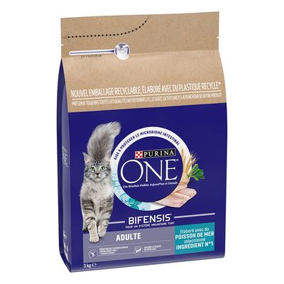 Sac Purina ONE Bifensis Adulte 3 kg, texte visible : « Élaboré avec du poisson de mer sélectionné ingrédient n°1 », emballage recyclable, image d’un chat gris à poils longs.