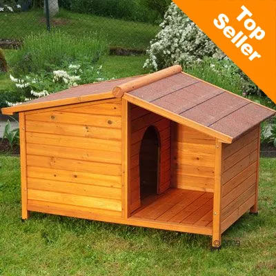 Houten hondenhok met overdekte veranda, zichtbaar in tuin. Oranje hoeklabel met witte tekst: Top Seller.