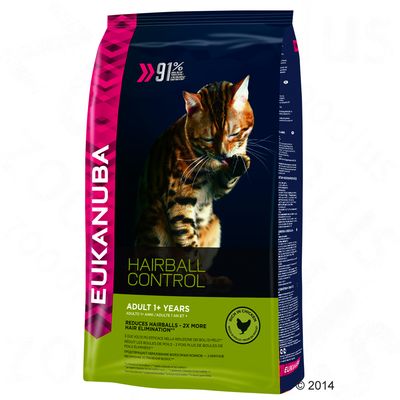 Eukanuba Hairball Control Adult 1+ Years kissanruokapakkaus, teksti: reduces hairballs – 2x more hair elimination, rich in chicken, kuva kissasta nuolemassa tassuaan.