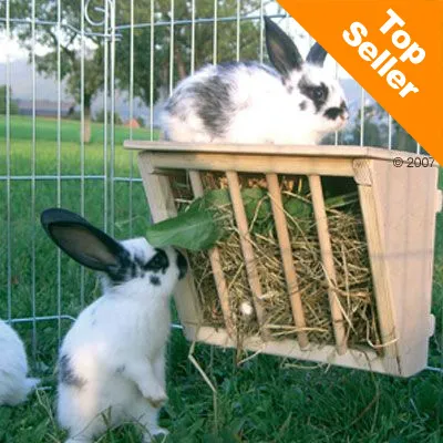 Dřevěné krmítko na seno s listy, dva černobílí králíci, jeden jí ze žlabu. Oranžový nápis v rohu: Top Seller. Dřevěné krmítko na seno s listy, dva černobílí králíci, jeden jí ze žlabu. Oranžový nápis v rohu: Top Seller.