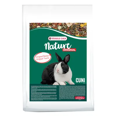 Versele-Laga Nature Original Cuni. Konijnenvoer met origineel recept en originele smaak, afgebeeld op groene achtergrond met konijnenfoto.