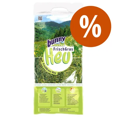 Balení sena bunny nature FrischGras Heu, nápis FreshGrass Hay, oranžové procento pro akci nebo slevu. Viditelné piktogramy a text v několika jazycích dole na obalu.
