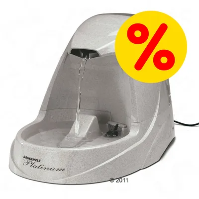 Fontanella per animali Drinkwell Platinum in plastica grigia con simbolo percentuale rosso su sfondo giallo, indicante offerta o sconto visibile sull'immagine.