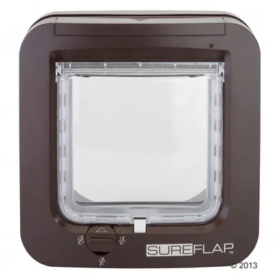 Chatière marron en plastique avec volet transparent, bouton de réglage visible et marque SUREFLAP inscrite sur le bas du cadre.