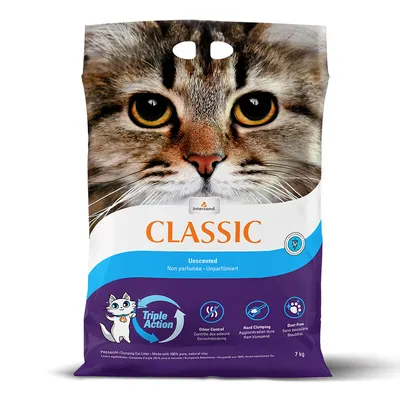 Bag labelled Classic Unscented with Triple Action: odour control, hard clumping, dust free. 7 kg. Visible cat illustration and product features shown on packaging.
