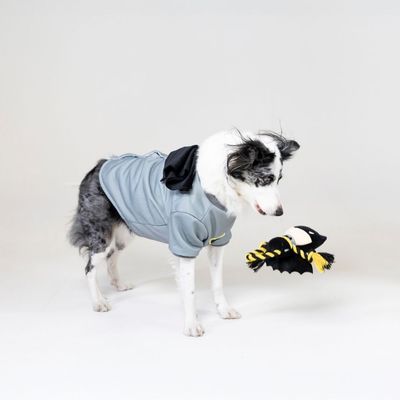 Giocattolo con design Batman, tessuto nero, accenti gialli e nodi di corda ai lati. Adatto per attività di tiro e masticazione.