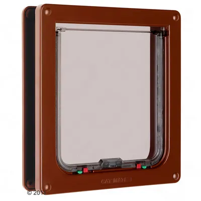 Drzwiczki dla kota Cat Mate, brązowe, z przezroczystym panelem i widocznymi czerwonym oraz zielonym przełącznikiem blokady na dole ramy. Drzwiczki dla kota Cat Mate, brązowe, z przezroczystym panelem i widocznymi czerwonym oraz zielonym przełącznikiem blokady na dole ramy.