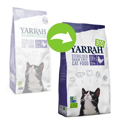 Yarrah BIO Sterilised Grain Free Cat Food -pakkaukset, näkyvissä proteiini 33 %/32 %, rasva 10 %/11 %, luomusertifikaatti ja mustavalkoinen kissa. Uusi ja vanha pakkaus vierekkäin.