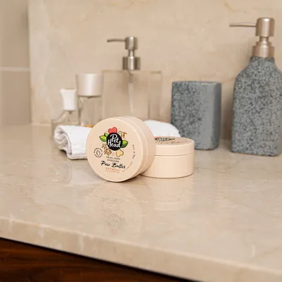 Pet Head Paw Butter с овесени ядки, 45g. Грижа за лапи на животни върху баня рафт.