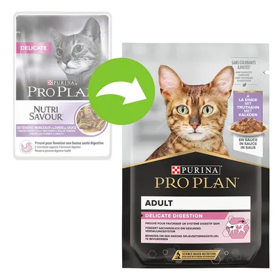 Ambalaj vechi și nou pentru hrană umedă pisici Purina Pro Plan Nutri Savour/Adult Delicate Digestion, curcan în sos. Săgeată verde indică schimbarea ambalajului.