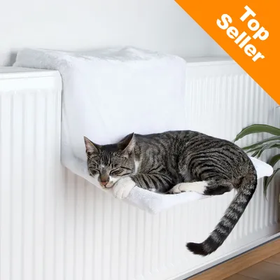Radiatorseng med hvidt betræk, kat ligger ovenpå. Synlig tekst: Top Seller.