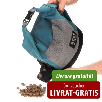 Livrare gratuită! Cod voucher: LIVRAT-GRATIS. WOLF Wild Range inscripționat pe săculeț textil din care se varsă hrană uscată pentru animale.