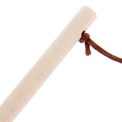 Dřevěná tyčka s hněrým provázkem, detailní pohled na uzel.