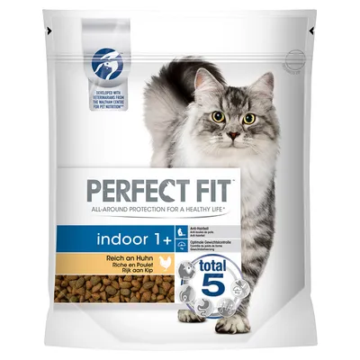 Balení krmiva pro kočky PERFECT FIT indoor 1+ s textem Reich an Huhn, total 5, Anti-Hairball, Optimale Gewichtskontrolle a obrázkem šedobílé kočky.