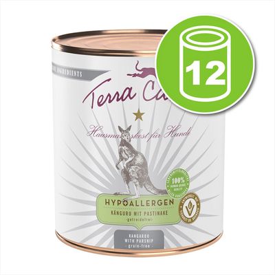 Lot de 12 boîtes Terra Canis Hypoallergen, kangourou avec panais, sans céréales, texte en allemand visible sur l’étiquette, labels 100 % naturel et vegan visibles.