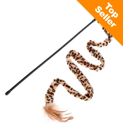 Kattleksak: svart stav med lång, leopardmönstrad plyschsnodd och fjädrar i ena änden. Orange hörn med vit text: Top Seller.
