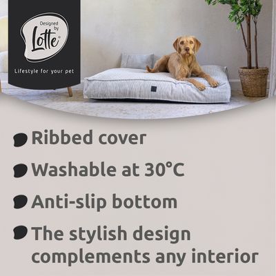 Cuscino rettangolare beige con rivestimento in tessuto a coste ed etichetta laterale in pelle marrone.