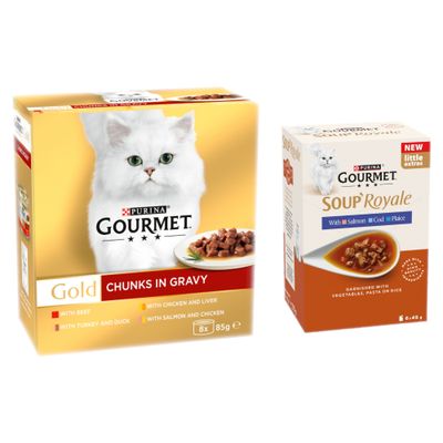 Gourmet Gold Chunks in Gravy, 8 x 85g. Flavours: with beef, chicken and liver, turkey and duck, salmon and chicken. Image shows chunks in gravy on a plate.