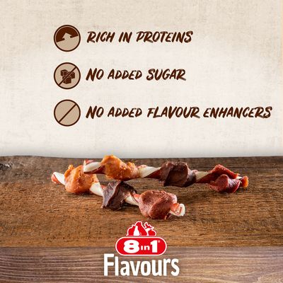 8in1 Flavours. Rich in proteins, no added sugar, no added flavour enhancers – tekst w języku angielskim na obrazie z przysmakami dla psów.