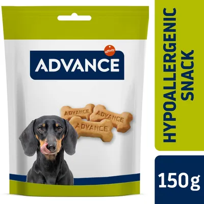 Bolsa de snacks Advance para perros, con texto visible: HYPOALLERGENIC SNACK y 150 g. Imagen de un perro y galletas en forma de hueso con la palabra ADVANCE.
