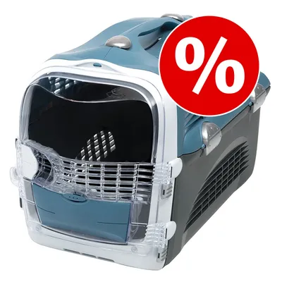 Transportadora para animais em plástico e metal, com símbolo de percentagem vermelho indicando promoção ou desconto visível na imagem.