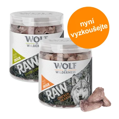 Wolf of Wilderness RAW Freeze Dried Snack, dvě dózy: Lamb Lung a Chicken Hearts, nápis 'nyní vyzkoušejte' v oranžovém kruhu, zobrazené sušené kousky masa.