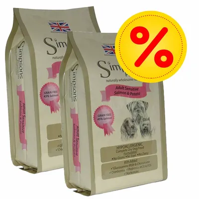 2 sacchi di Simpsons Adult Sensitive Salmon & Potato, scritte visibili: Grain Free 45% Salmon, Hypoallergenic, No Grains, No Soya, No Dairy, simbolo percentuale giallo-rosso in alto a destra.